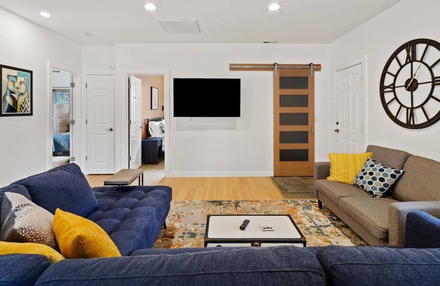 Gorgeous Modern Remodel, Private Fenced Yard, Fire Pit, Ping Pong