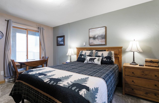 Gorgeous Mountain Studio, Complimentary Shuttle to Slopes, Pool & Hot Tub!