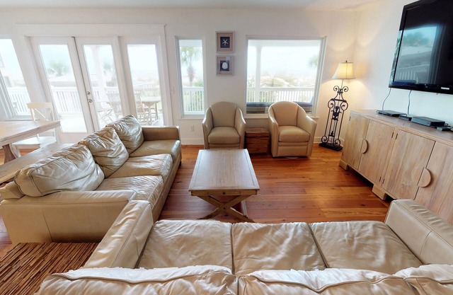 💲Gorgeous Ocean View💲 Enormous 60' DECK - 6 BD 5 BA Home – Just Steps to Ocean & Restaurants