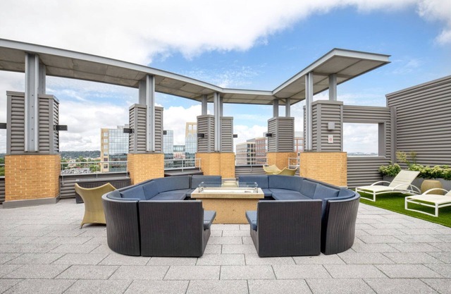 Gorgeous Potomac Yard 2BR w/ W/D & Concierge, nr Airport, by Blueground