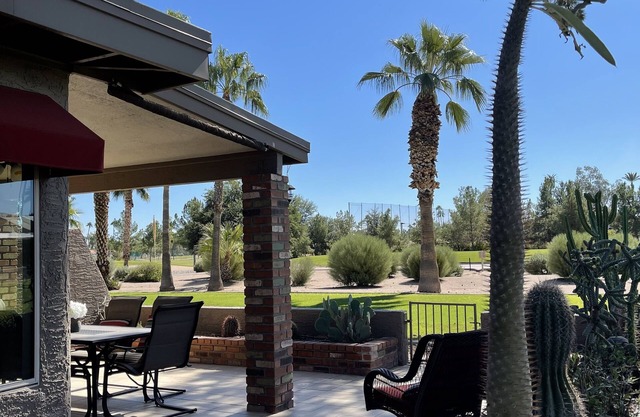 Gorgeous renovated town-home on the 16th hole tee box in Cottonwood, Sun Lakes
