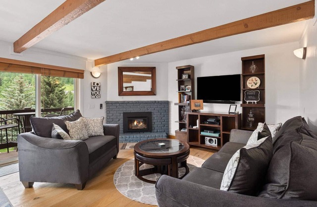 Gorgeous Snowmass Mountain Views! Balcony, W/D, Gas FP, Parking, Pool & Hot Tub. On Shuttle & Path