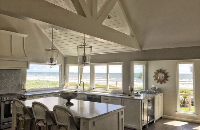 Gorgeous, spacious beachside home in Pirate's Beach with Elevator