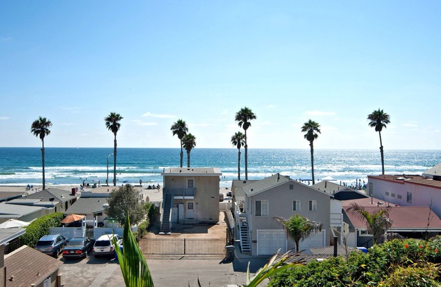 GORGEOUS & SPACIOUS FRONT OCEAN VIEW 2-KING BEDROOMS, LG DECK STEPS TO THE BEACH