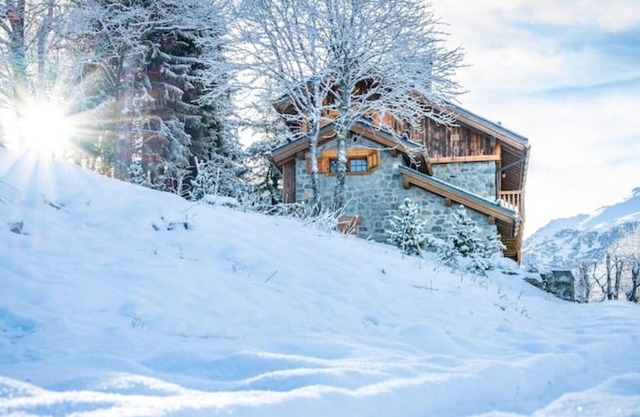 Gorgeous, truly ski-in ski-out chalet with hot tub, sauna, fabulous views