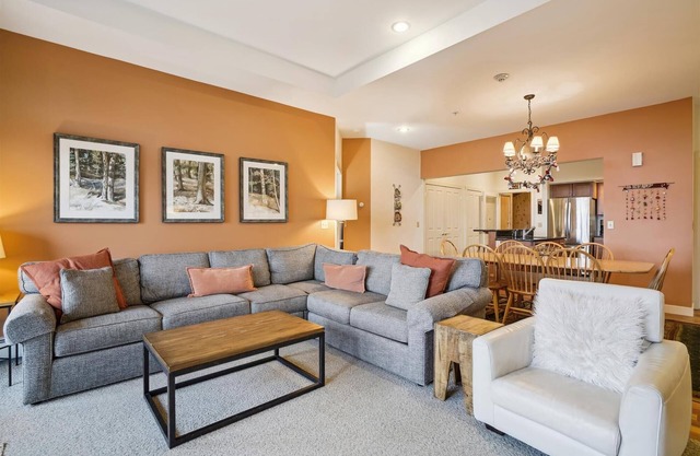 Gorgeous views, tastefully decorated Ski on/ski off 3 bedroom condo, Lodges 303