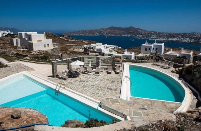 Gorgeous villa w ocean views and shared pools!