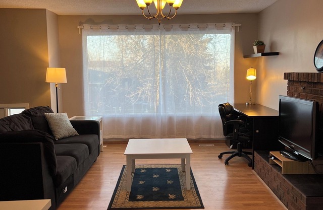 Gorgeous Whole Main floor (2BR Single house)