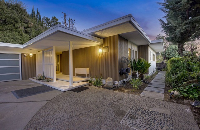 Gould Getaway Spacious Backyard Oasis in LA Canada