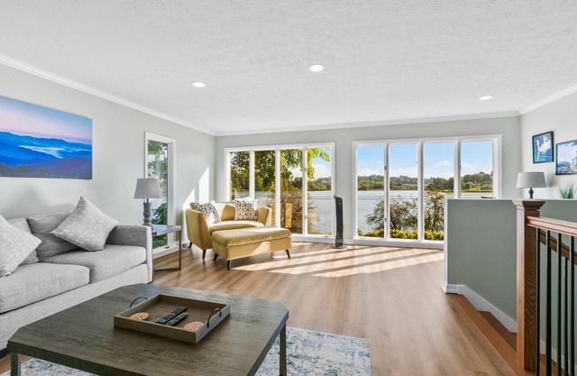 Graceful Swan Retreat w/Dock, Pool & Golf Access