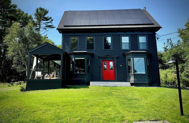 Gracious 4-bedroom house in Southport on Townsend Gut with a private pond.