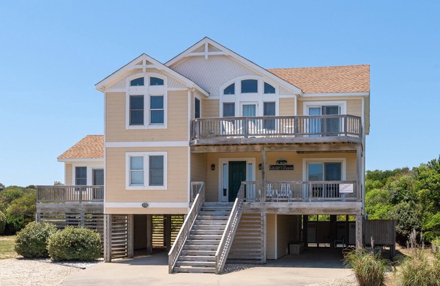Gramp's Dream: 440 Ft to Beach, Pool, Hot Tub & Dog-friendly