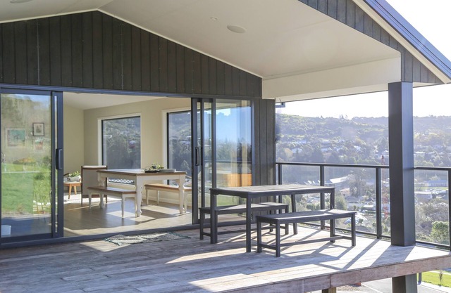 Grampians Views Nelson: 4 Bedrooms, 3 Baths, Sun & City Proximity!