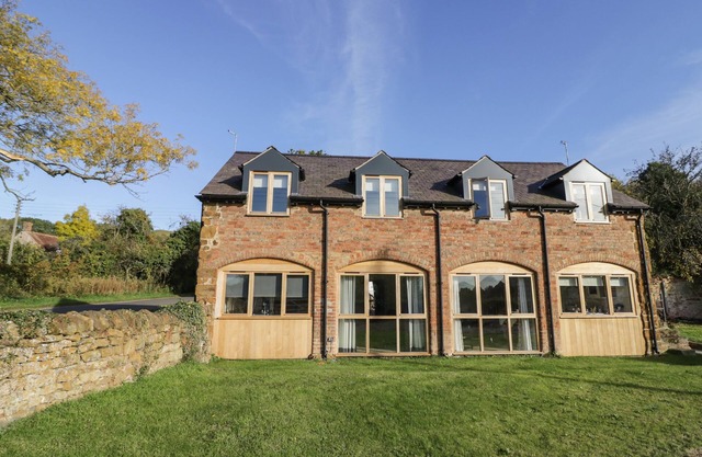GRANARY COTTAGE, pet friendly, character holiday cottage in Gaydon