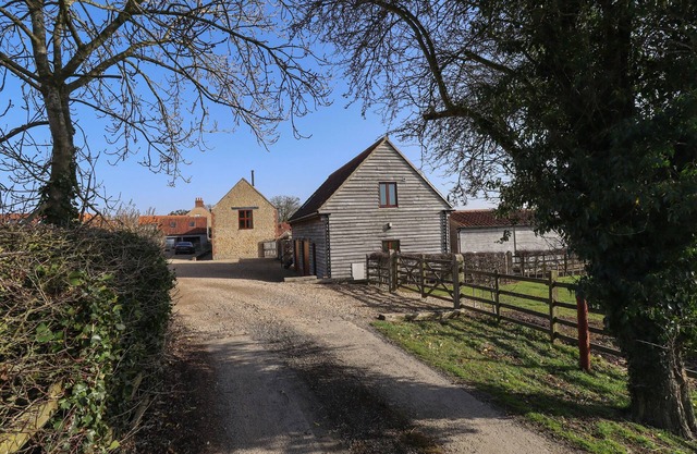 GRANARY LOFT, pet friendly, with a garden in Croxton Kerrial