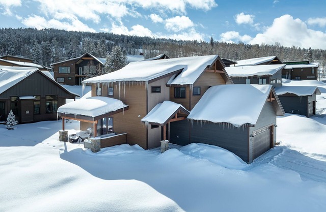 Granby Ranch Ski In/Out, 5 min. walk to Quick Draw, Whole House, 2-car garage