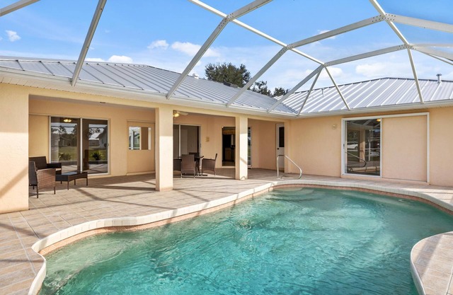 Grand 3 Bedroom/3 Bathroom - Pool home - clean & comfortable