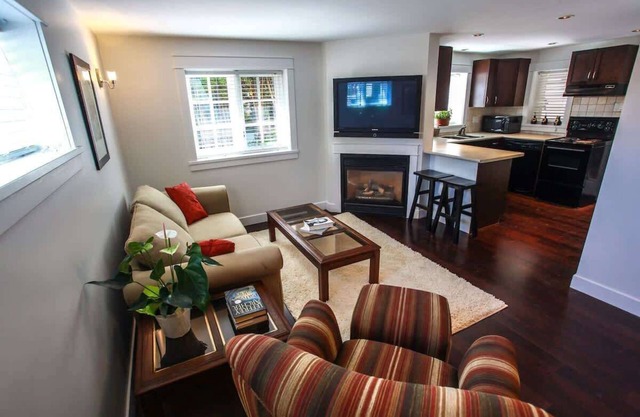 Grand Boulevard Retreat- quiet suite in North Vanc