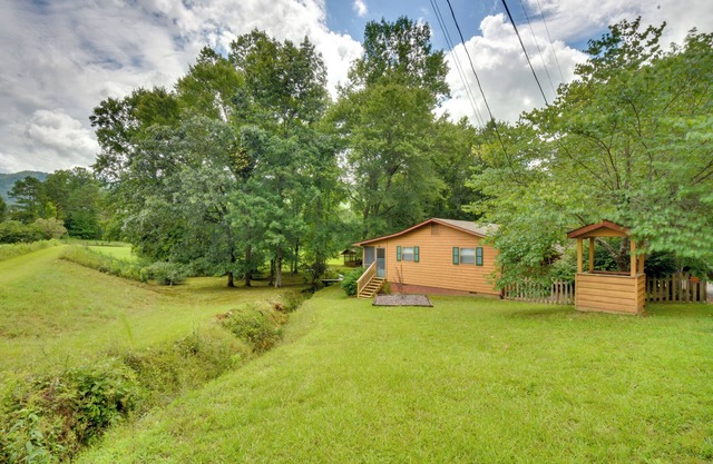 Grand Murphy Cabin w/Fire Pit & Game Room!