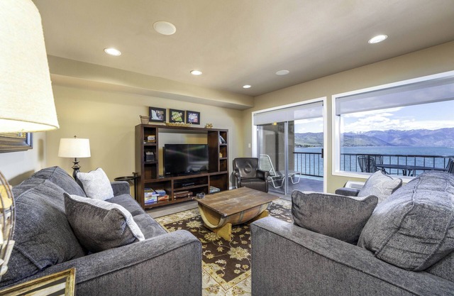 GrandView 403 -2 Bedroom Waterfront Condo
