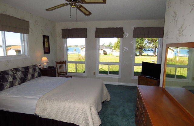 Grandview Beach Cottage, 3 brm , 2 baths, 10Km from S'side, Kayaks.