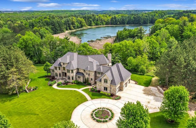Gray Lake Villa -Sauna/Theater/9 bedroom/Sleeps 22