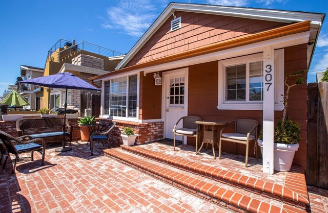 Great Family Spot w/AC, Walk to Beach, Parking, Huge Private Patio w/BBQ, Two Private Cottages