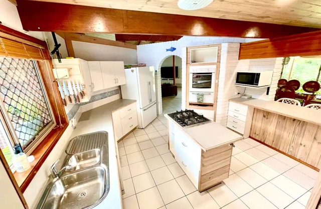 Great for families! “River Palm” Spacious, private, riverside retreat.