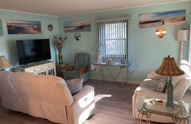 Great for Families-Spacious 3 Bedroom Condo with pool in North Ocean City, Md.