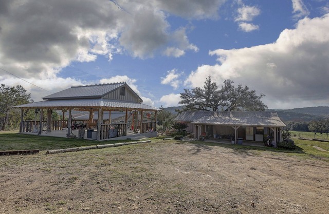 Great Guadalupe River Access! Outdoor Firepit, Pavilion & wood burning stove!