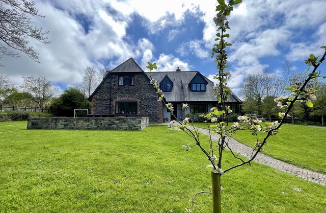 Great House nr Polzeath on golf course ideal for families