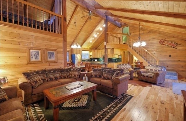Great House w/Huge Deck & Hot Tub by Factory Outlets & Free Shuttle 6 Ski Areas
