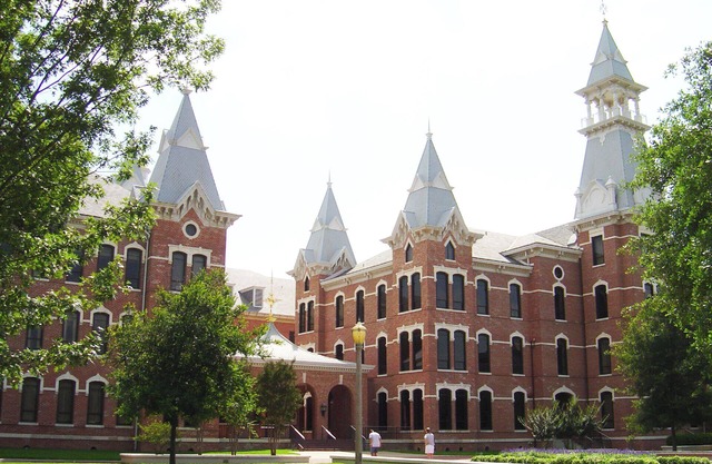 Great location in Knights Inn Franklin Ave Waco, Parking