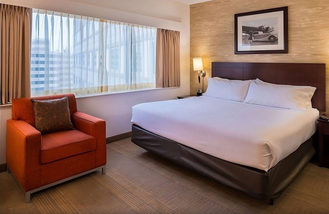 Great Pick! With Complimentary Airport Shuttle Service, Pet-friendly