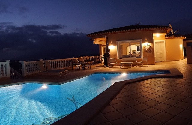 GREAT PRICE! GREAT VILLA! Private, excellent value holiday, free wifi/EV charger