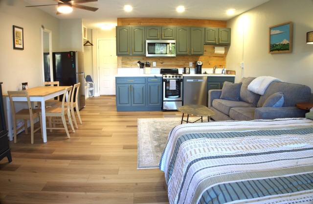 GREAT Value! Classy Comfortable King Bed Studio, Sleeps 4!