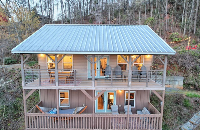Great Views! Great Rates! King Bed, Firepit, Gas Grill, Dogs Free! Book Today!