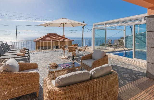 Great villa, covered pool & seaview|HastaLaVista