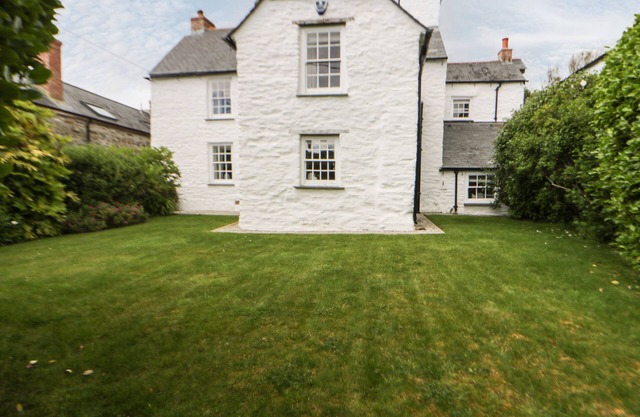 GREAT WESTERN FARMHOUSE, pet friendly, with hot tub in Crantock