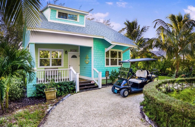 Green Turtle/Free Golf Cart and Kayak/Sand Path to beach/Quiet dead end Street