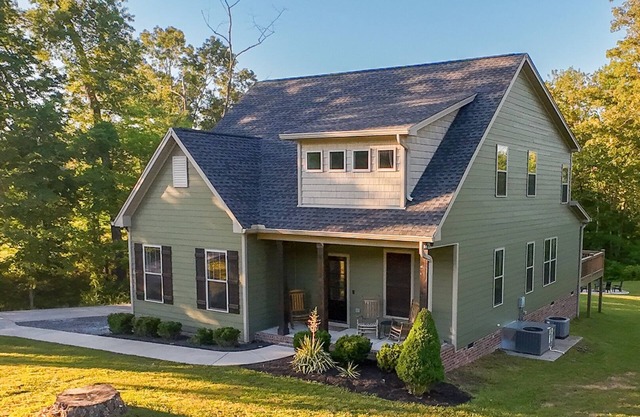 Greenbrier Landing: Tranquil Luxury on 6 Acres