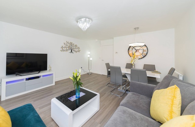 Greenfield Modern 3 Bed room Home - Southscote lane, Reading