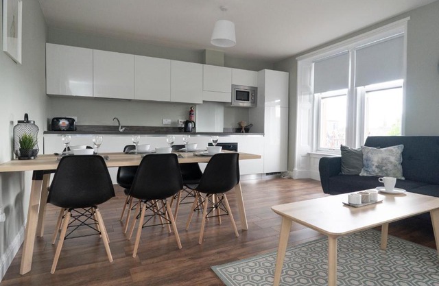 GreenStar Apartments - Short Walk Away Into Dundee City Centre - Next To Abertay University - Perfect For Your Short or Long Stays - Weekly & Monthly Offers For Your Longer Stays