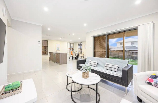 Gregory Hills Spacious & convenient Home