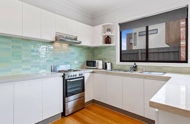 Grevillea Cottage by Ready Set Stay- Close to the beach & Pet friendly