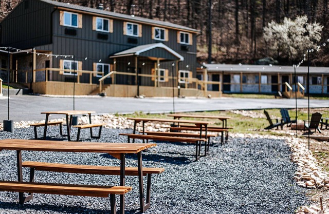 Grey Pine Lodge | Queen Comfort | BEST Location & Amenities!