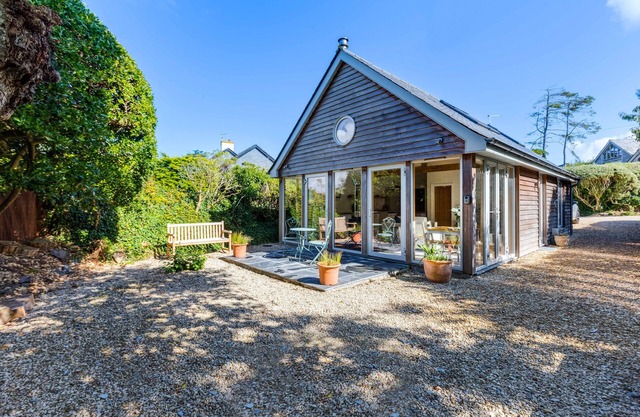 GREYSTONES STUDIO, romantic, country holiday cottage in Daymer Bay
