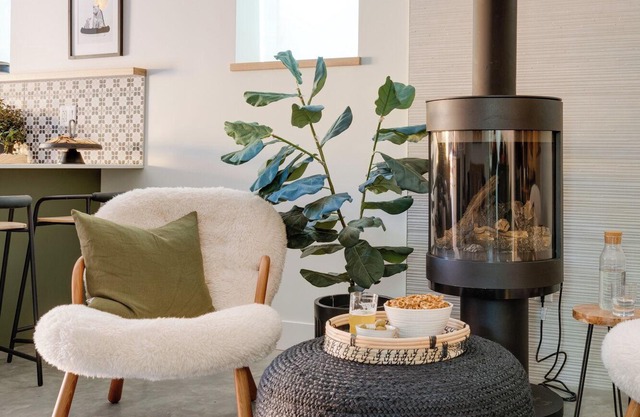 Grizzly Den Luxury Suite - 4 blocks from Baker St