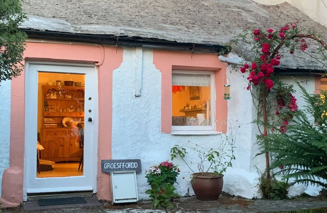 GROESFFORDD, pet friendly, with open fire in Bontnewydd, Gwynedd