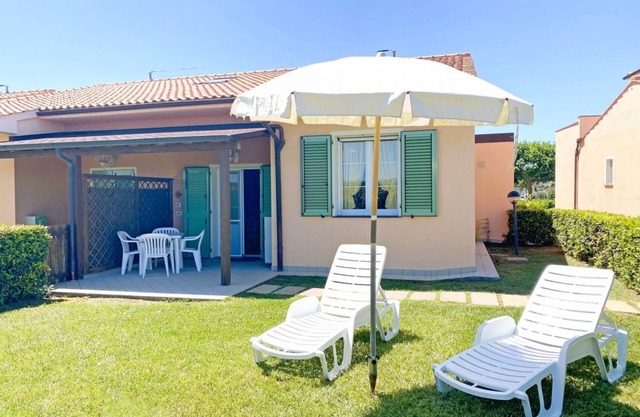 Ground floor apartment of 45 m2 with mosquito nets composed of a living room with satellite TV, cooking side, fridge with freezer, microwave oven and dishwasher.Double bedroom, two additional beds and bathroom.Air conditioning, clothesline.The apartment